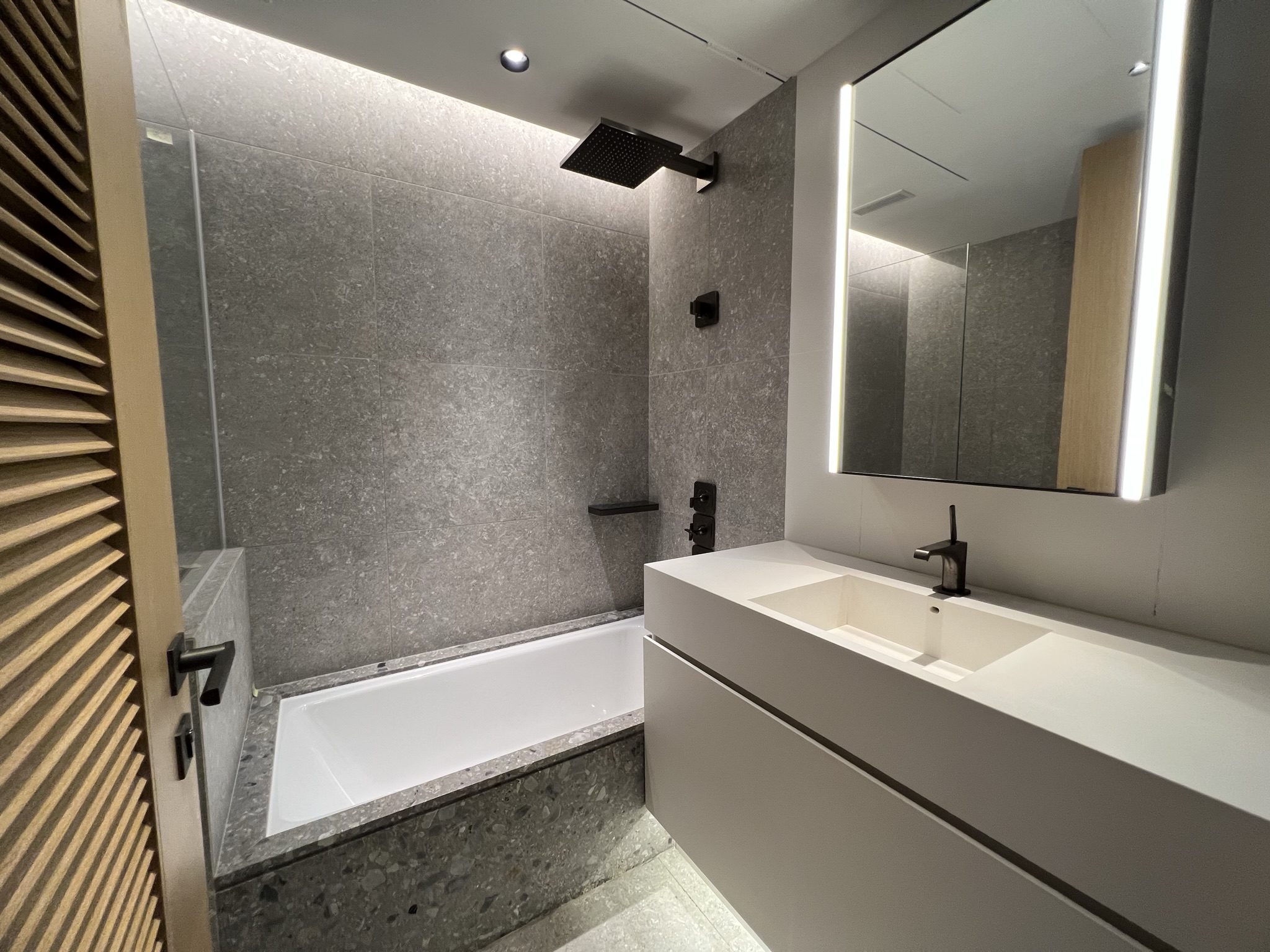 Private Residences in Prince Edward Road West Keio